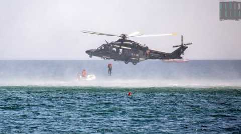 Torre a Mare, esercitazione di salvataggio in mare dell'Aeronautica: le immagini